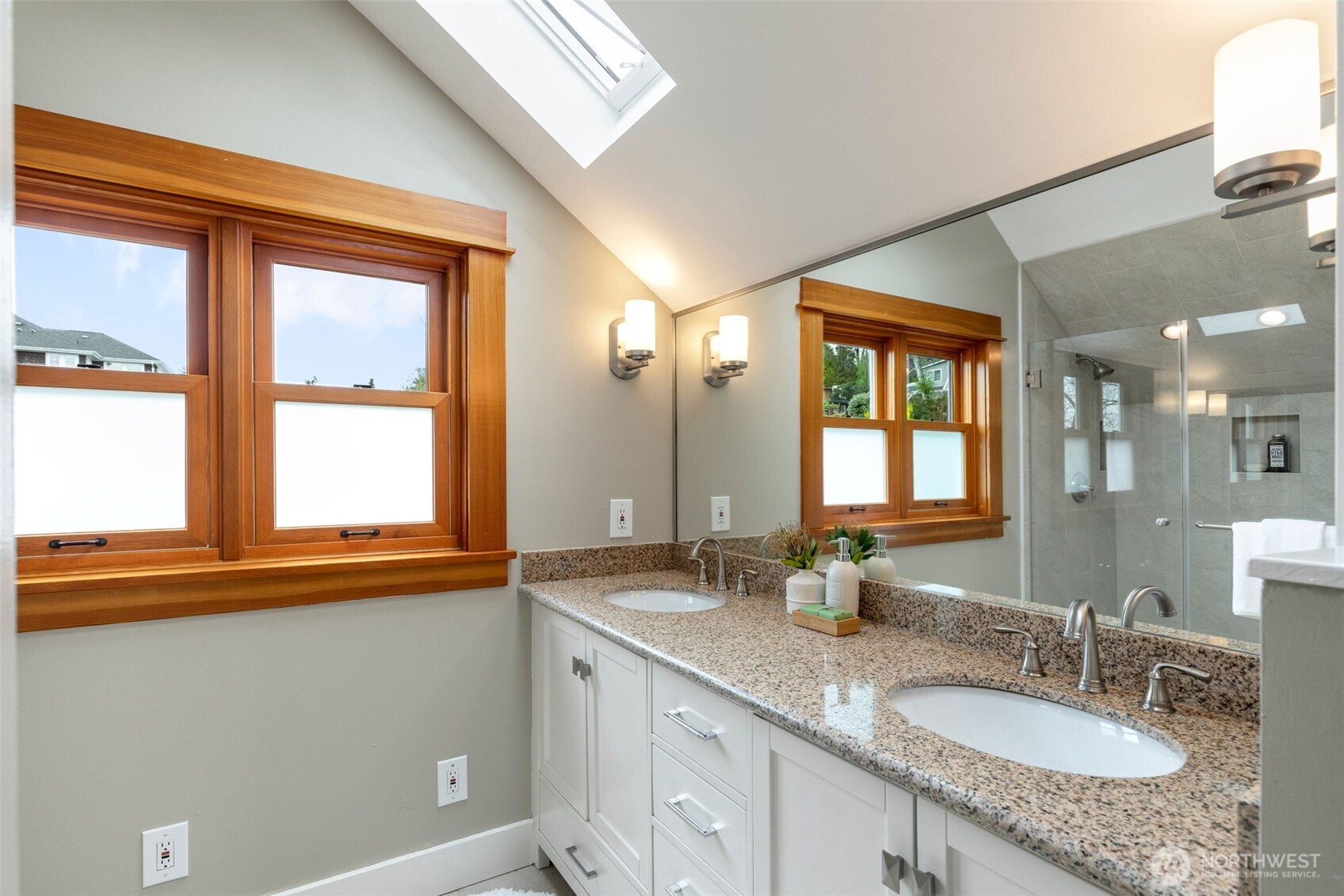 5602 S Willow Street , Seattle, WA 98118