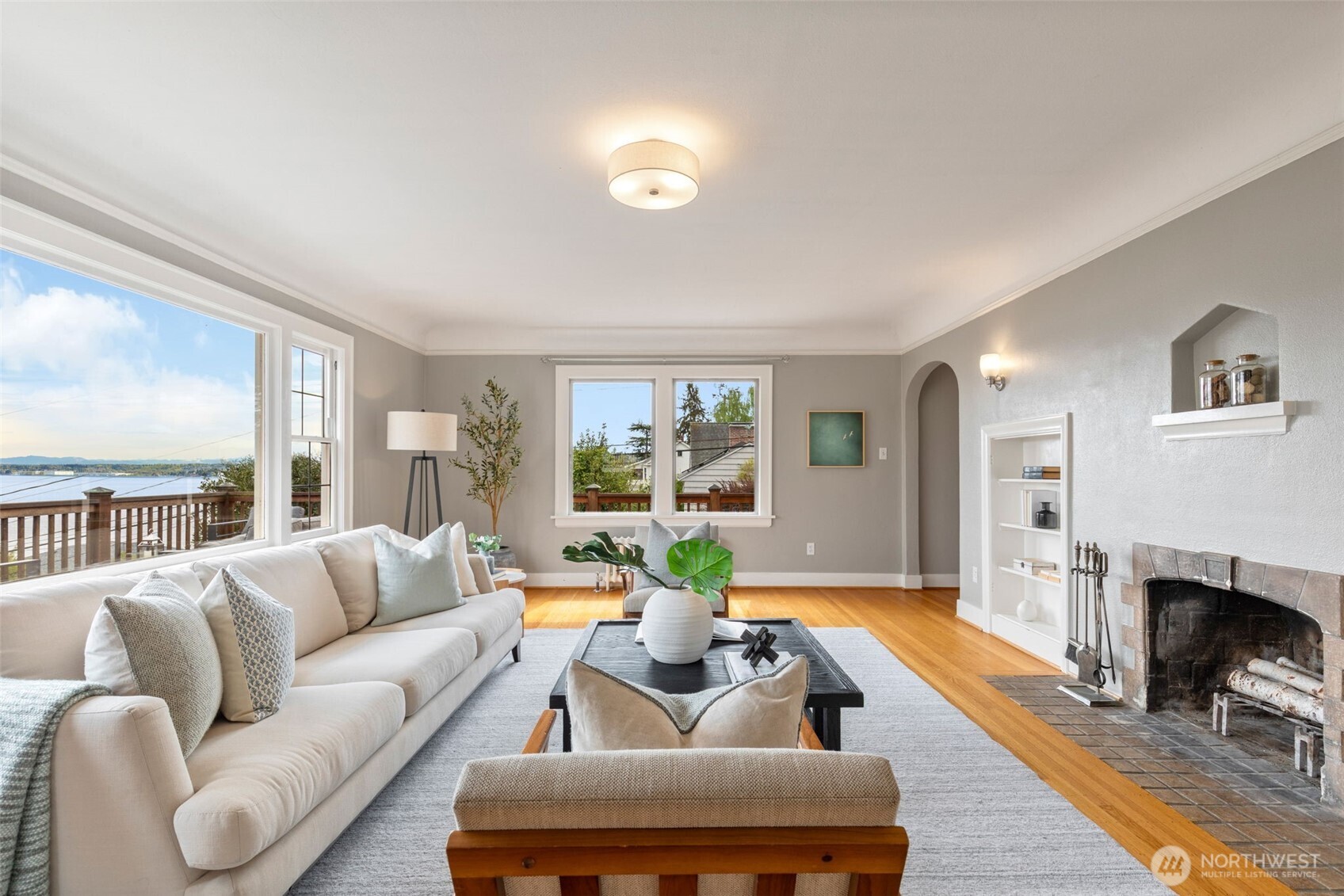 5602 S Willow Street , Seattle, WA 98118