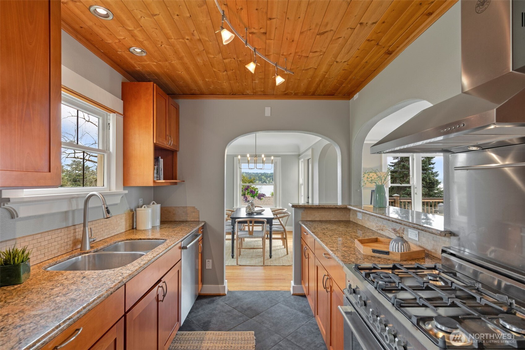 5602 S Willow Street , Seattle, WA 98118