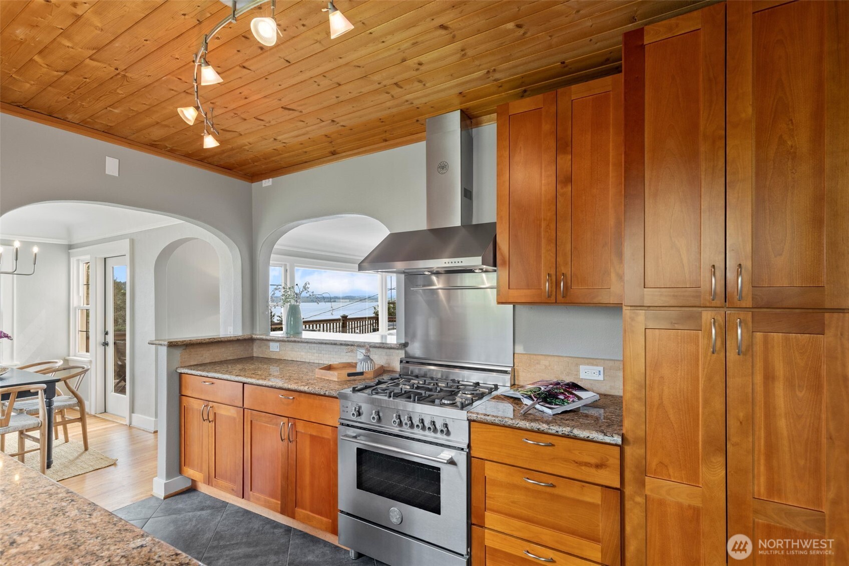 5602 S Willow Street , Seattle, WA 98118