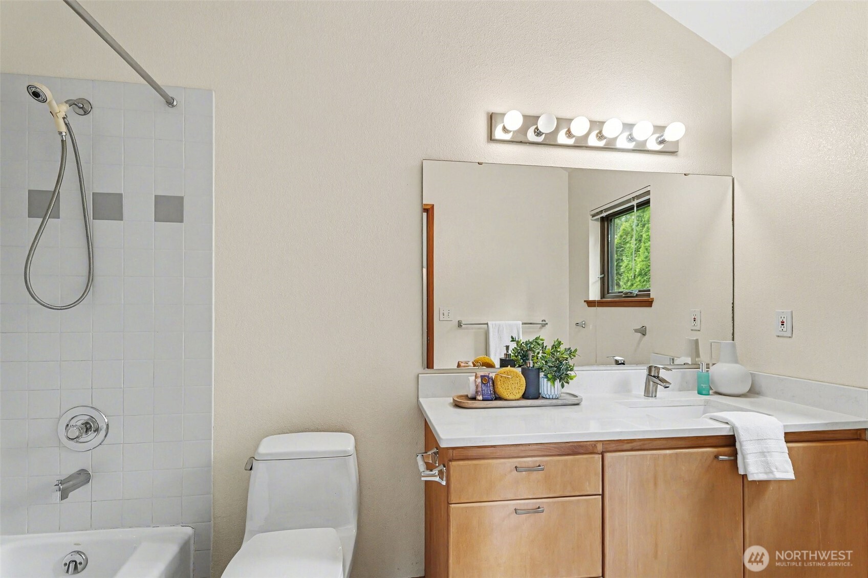 6186 NE 195th Court , Kenmore, WA 98028