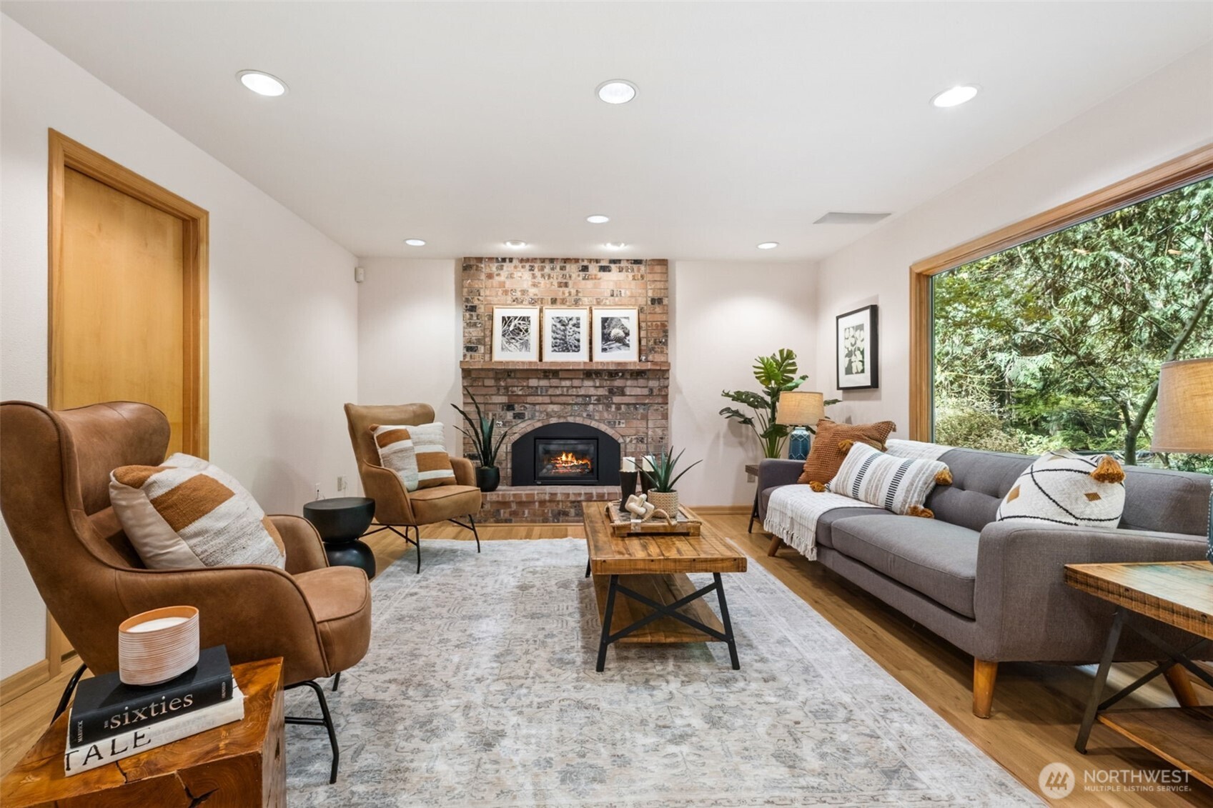 25300 SE Mirrormont Way , Issaquah, WA 98027-8334