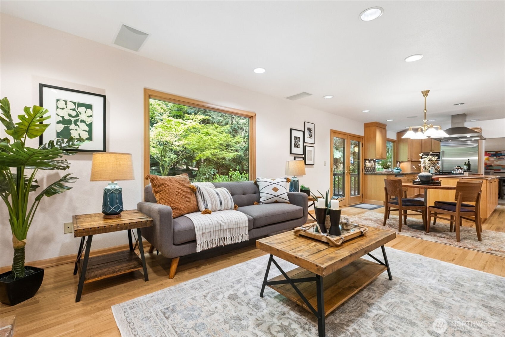 25300 SE Mirrormont Way , Issaquah, WA 98027-8334