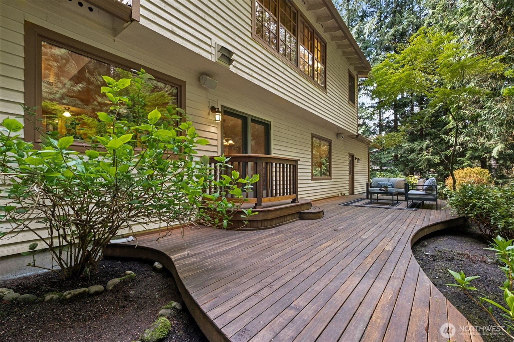 25300 SE Mirrormont Way , Issaquah, WA 98027-8334