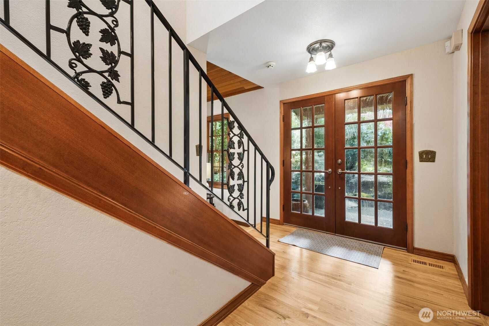 25300 SE Mirrormont Way , Issaquah, WA 98027-8334