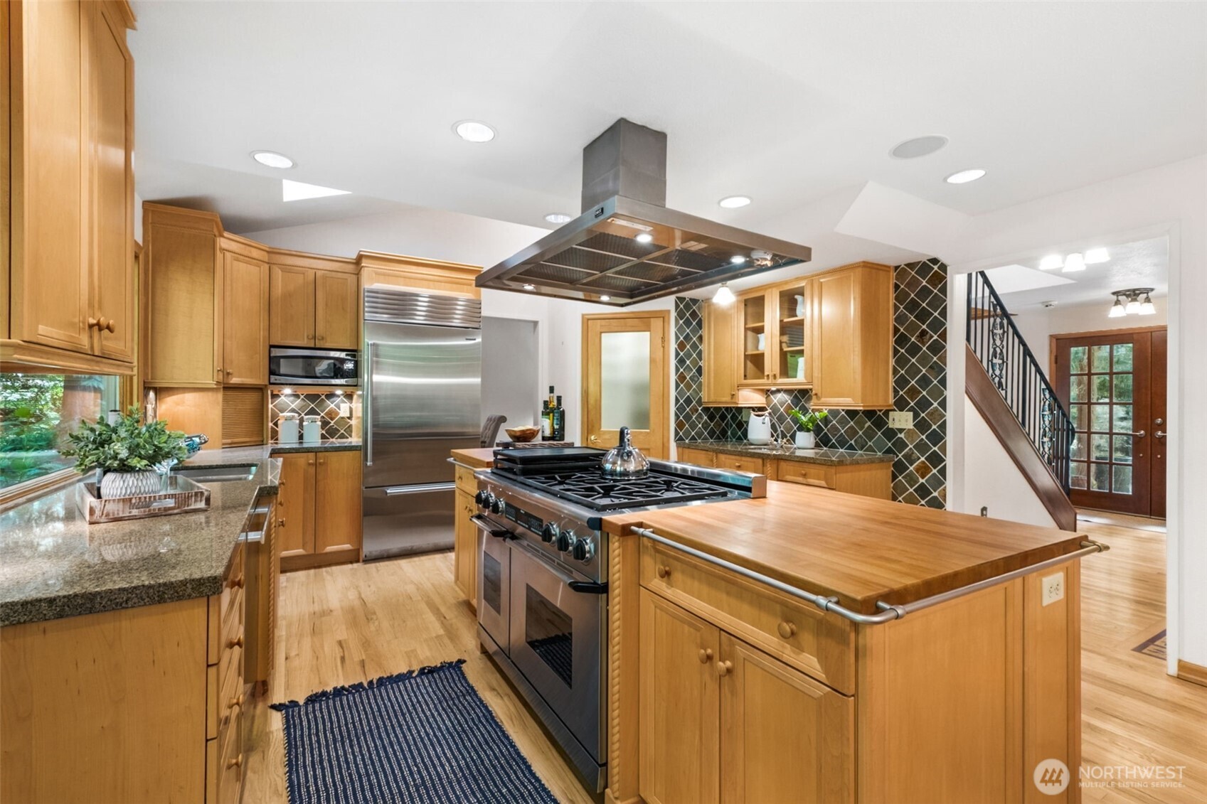 25300 SE Mirrormont Way , Issaquah, WA 98027-8334
