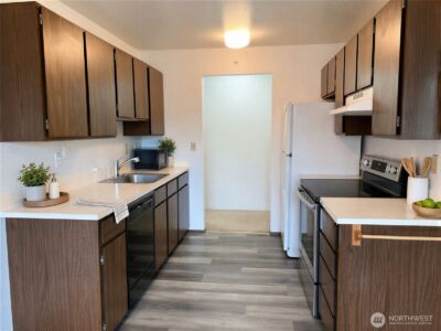8848 Interlake Avenue N, Seattle, WA 98103 - Photo 23