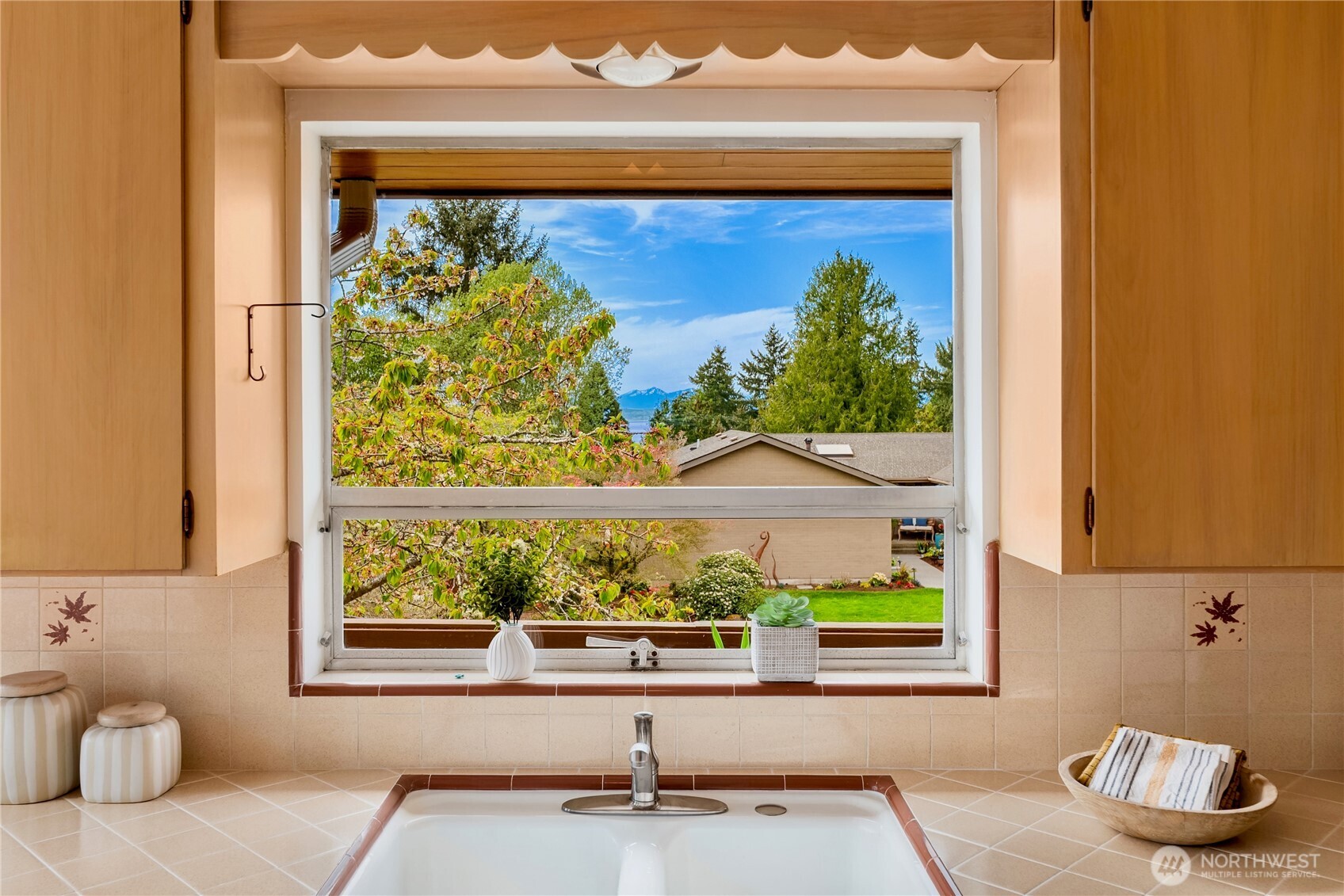 4241 SW Donovan Street , Seattle, WA 98136