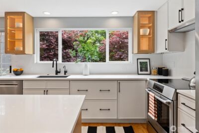 9226 Matthews Avenue NE, Seattle, WA 98115 - Photo 5