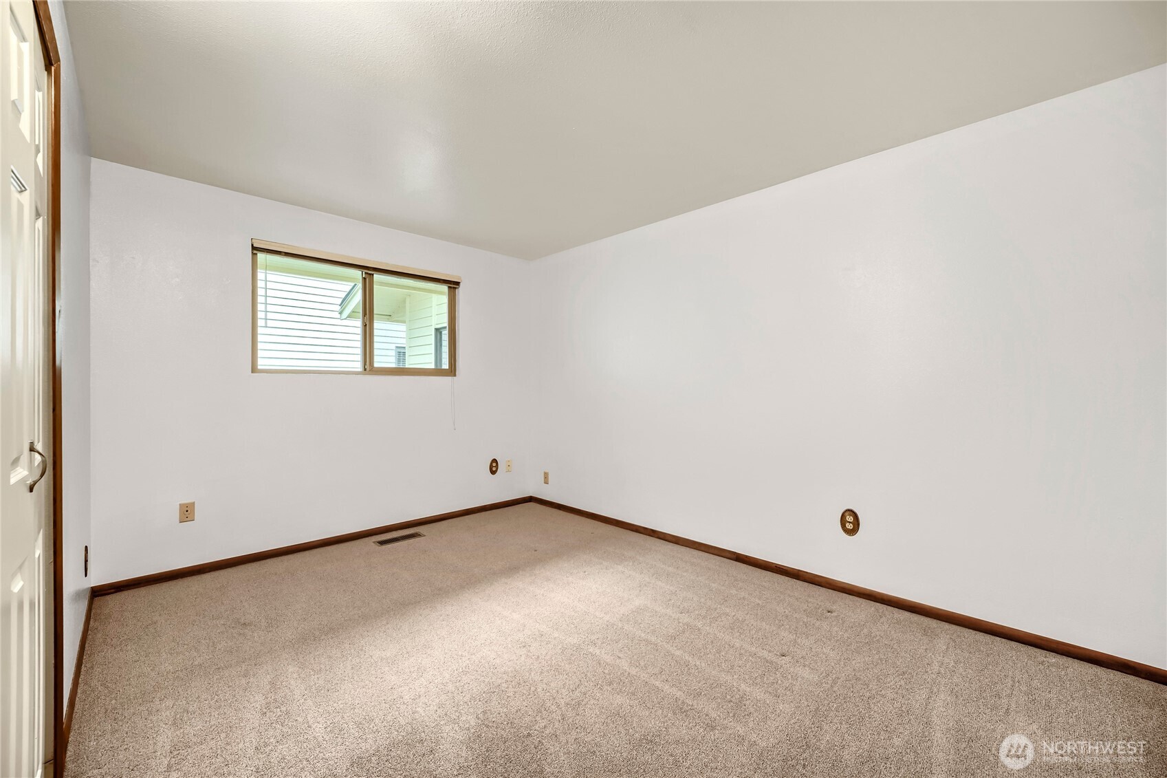 24806 10th Avenue S, Des Moines, WA 98198