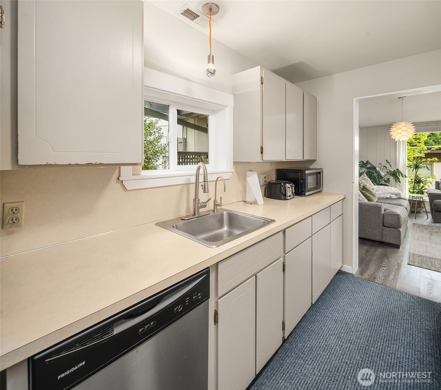 2820 27th Avenue W, Seattle, WA 98199