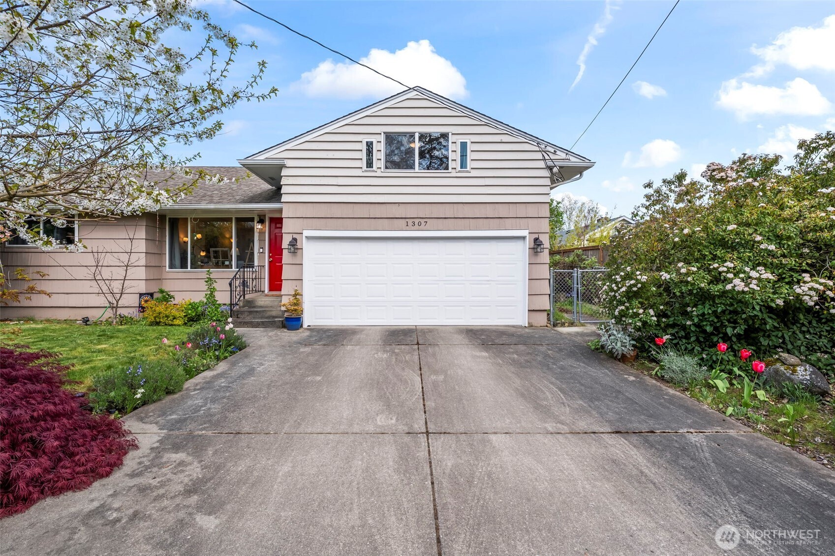 1307 N Huson Street , Tacoma, WA 98406