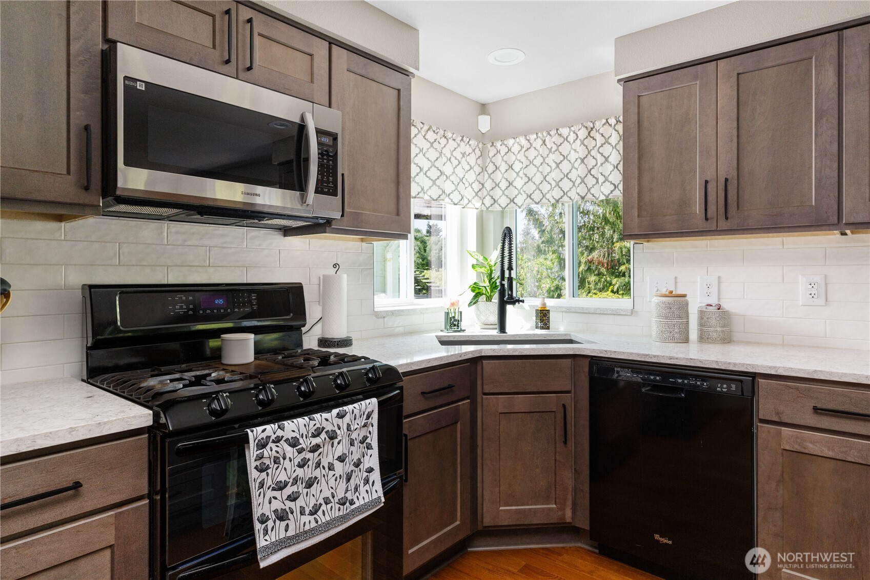 423 S 32nd Place , Mount Vernon, WA 98274