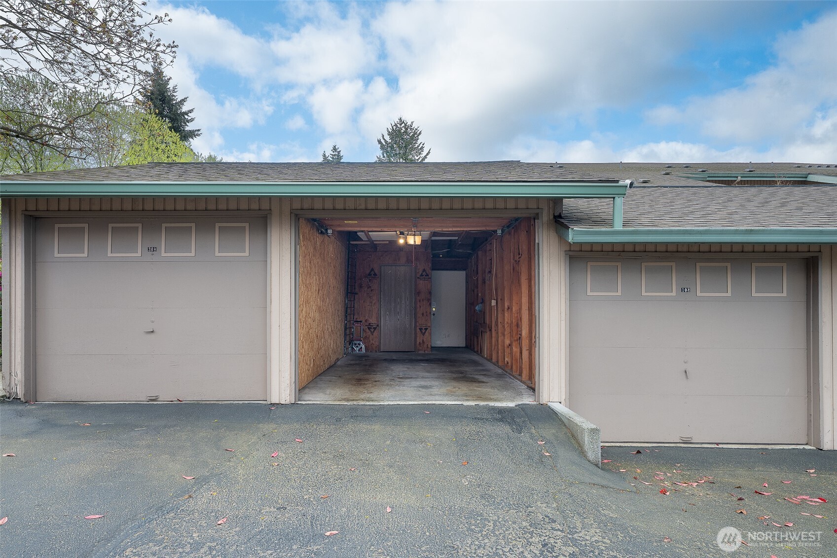 23003 Lakeview Drive #208, Mountlake Terrace, WA 98043