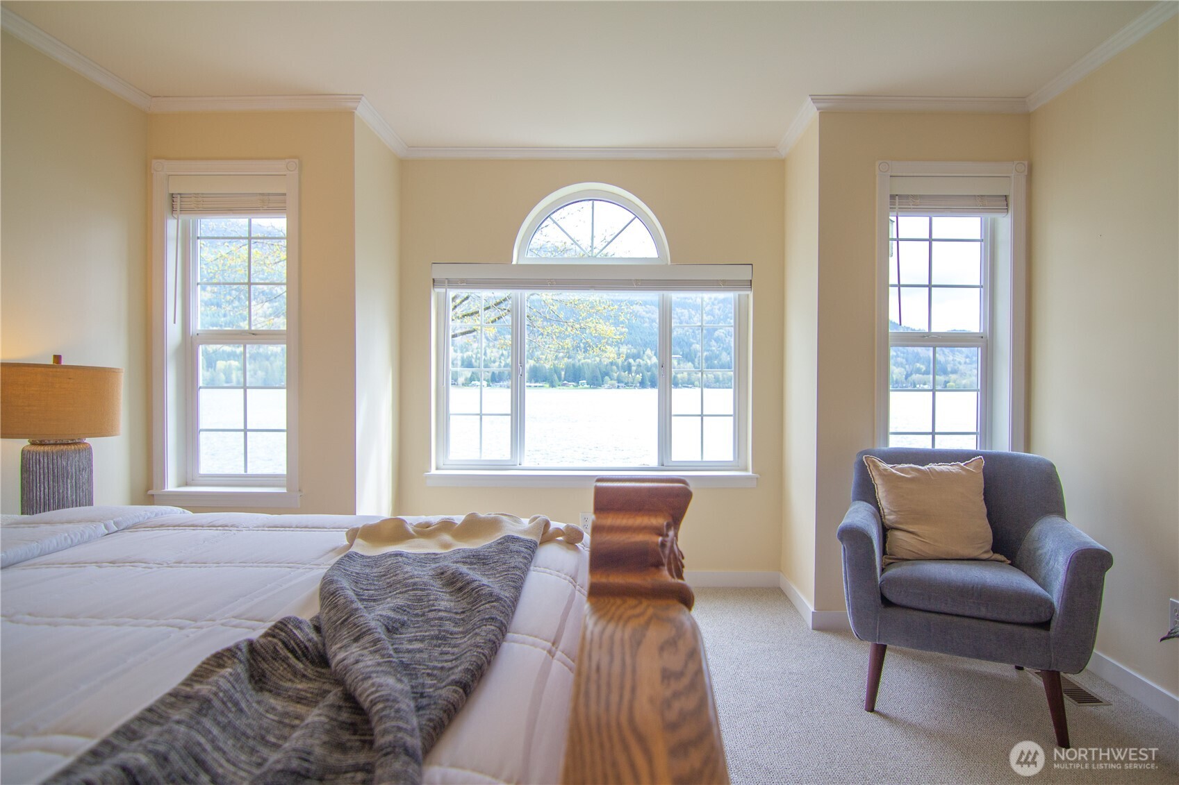 562 W Lake Samish Drive , Bellingham, WA 98229-9369