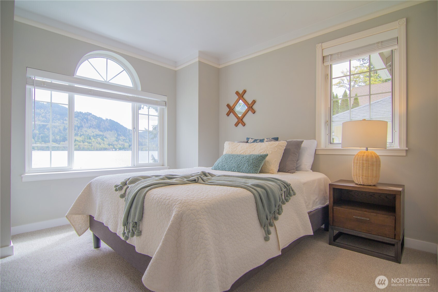 562 W Lake Samish Drive , Bellingham, WA 98229-9369