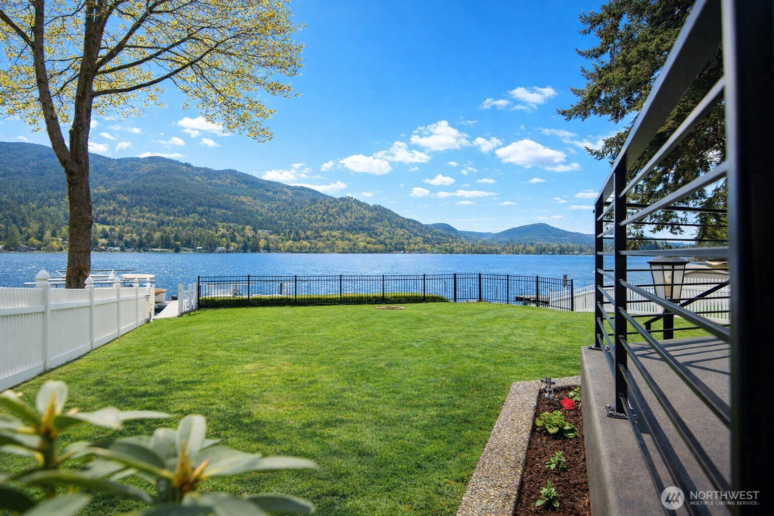 562 W Lake Samish Drive , Bellingham, WA 98229-9369