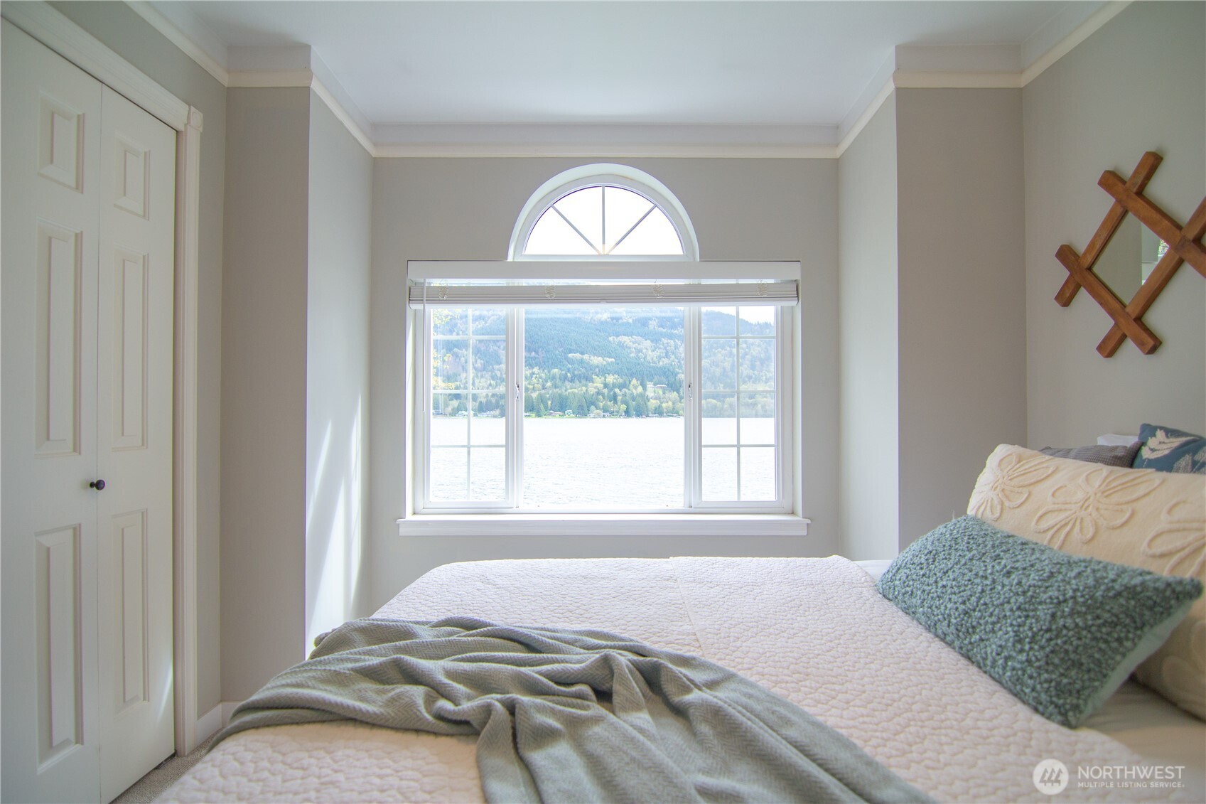 562 W Lake Samish Drive , Bellingham, WA 98229-9369