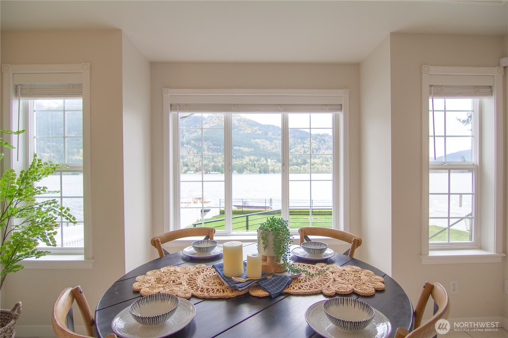 562 W Lake Samish Drive , Bellingham, WA 98229-9369