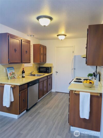 8848 Interlake Avenue N, Seattle, WA 98103 - Photo 10