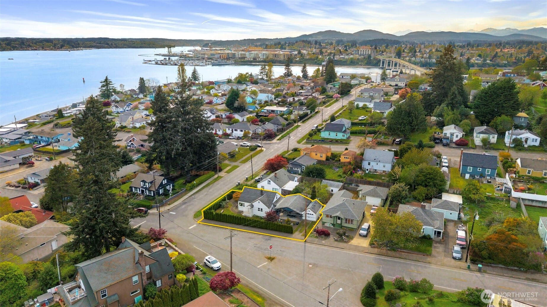 2718 E 11th Street , Bremerton, WA 98310