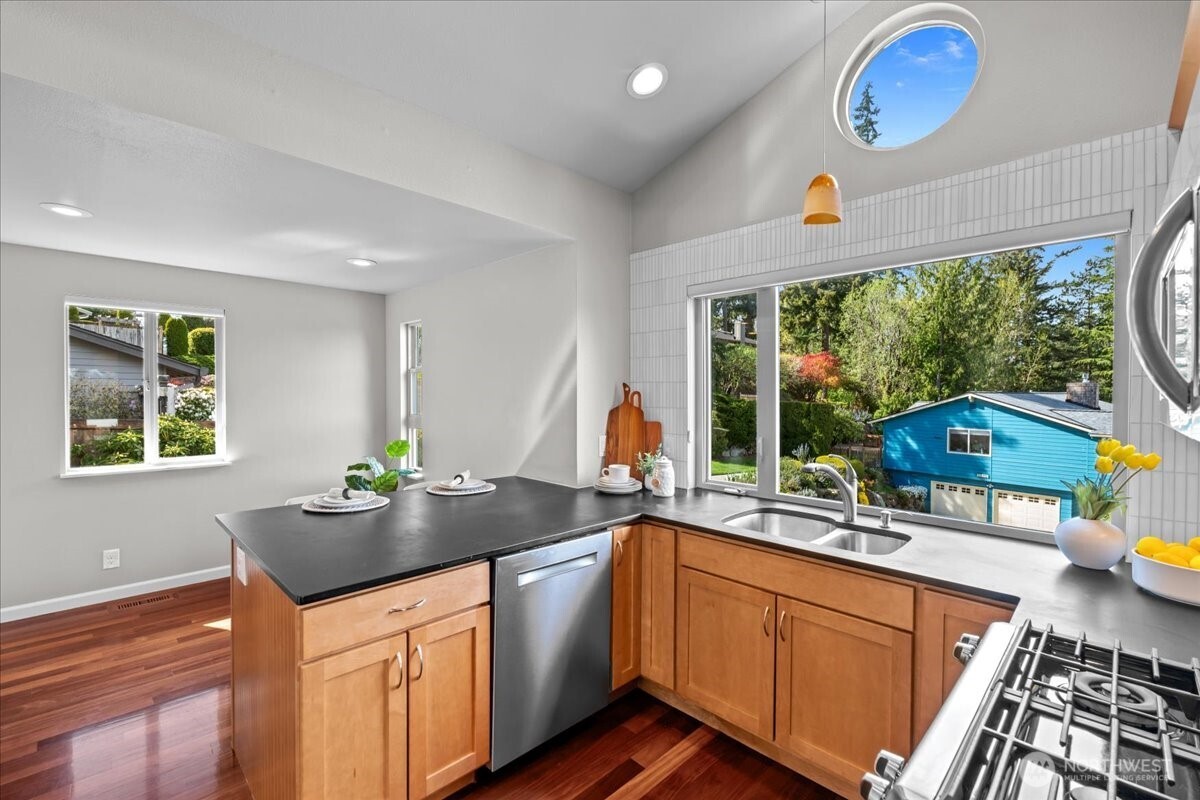 16813 NE 33rd Street , Bellevue, WA 98008