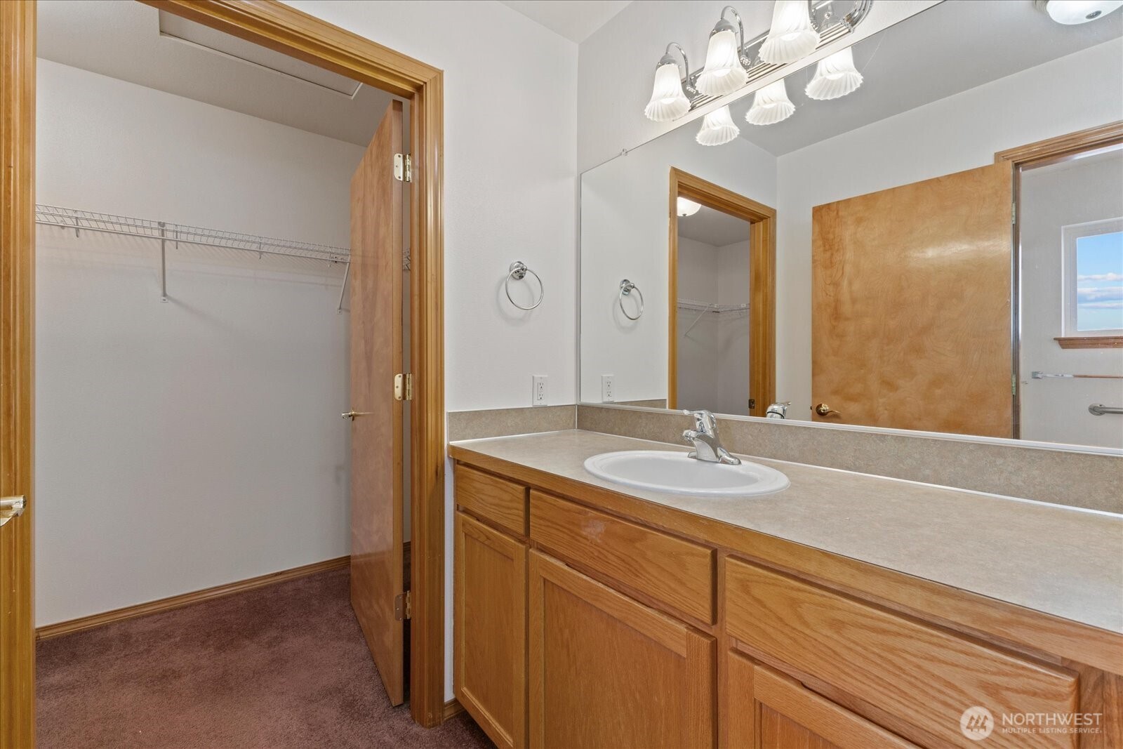 402 NW 12th Loop , Oak Harbor, WA 98277-3820