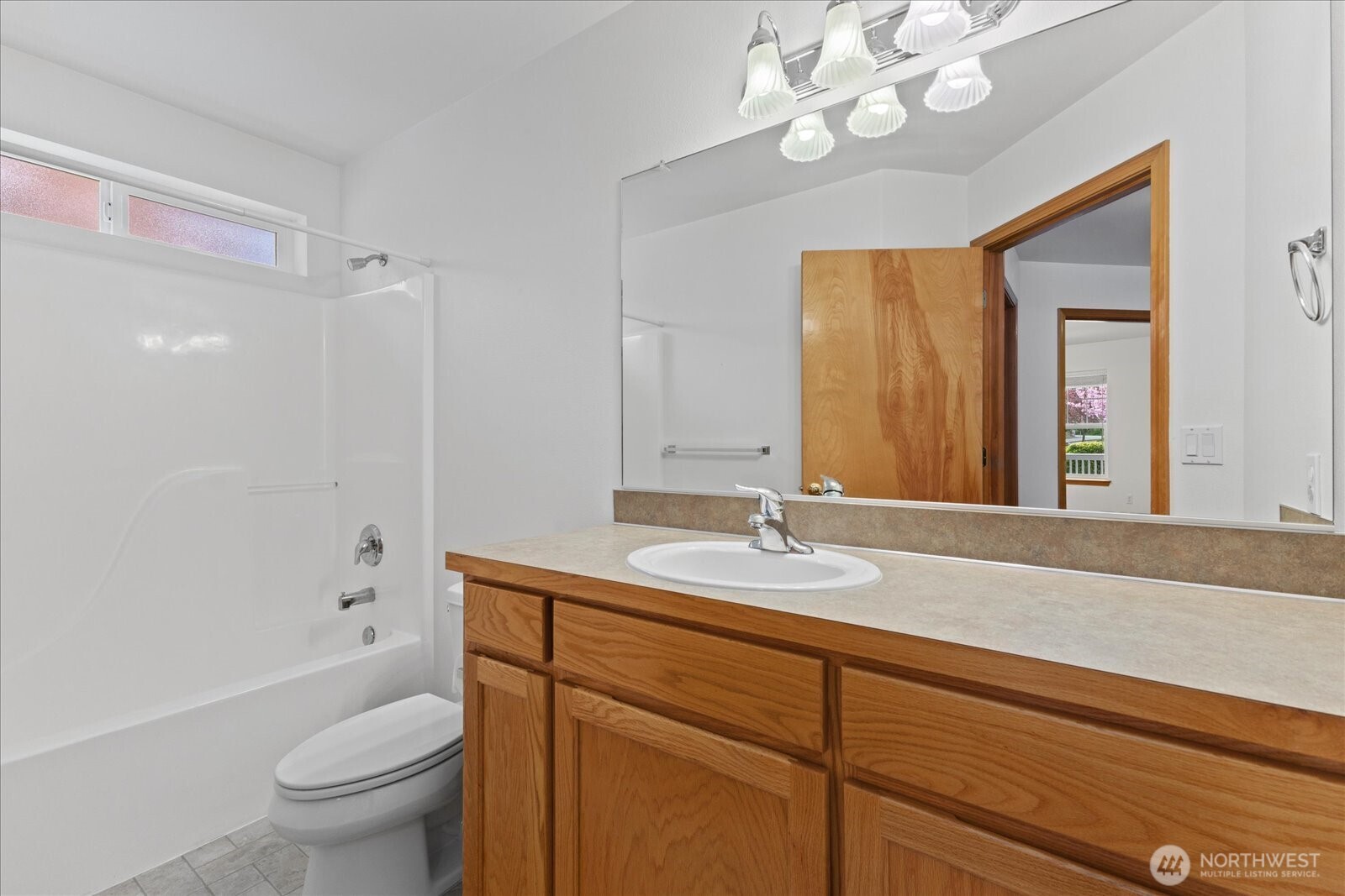 402 NW 12th Loop , Oak Harbor, WA 98277-3820