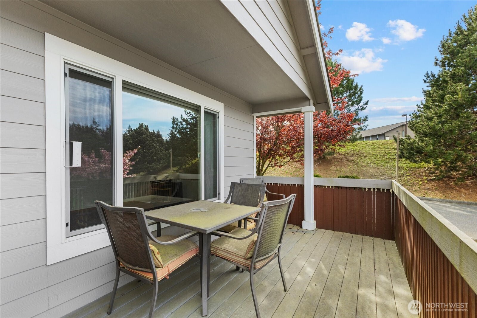 402 NW 12th Loop , Oak Harbor, WA 98277-3820