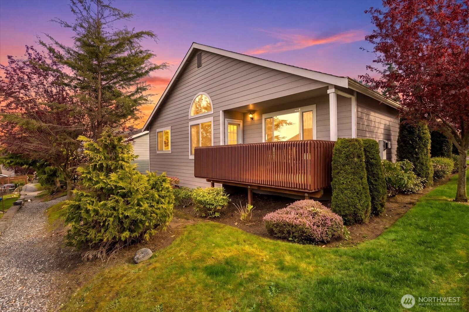402 NW 12th Loop , Oak Harbor, WA 98277-3820