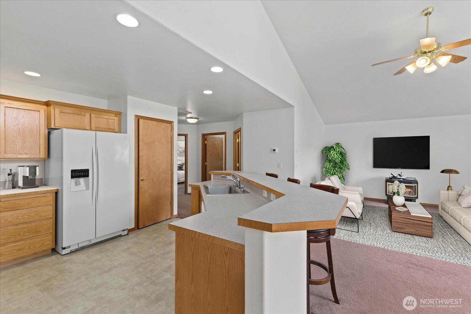 402 NW 12th Loop , Oak Harbor, WA 98277-3820