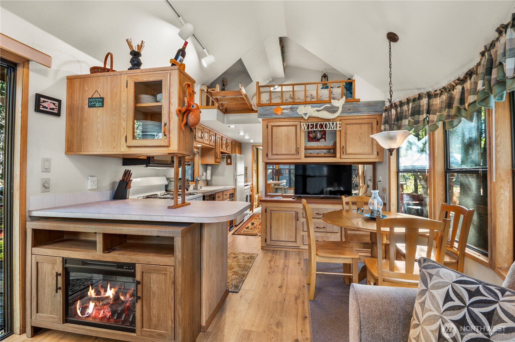 611 N Rainbow Way , Hoodsport, WA 98548