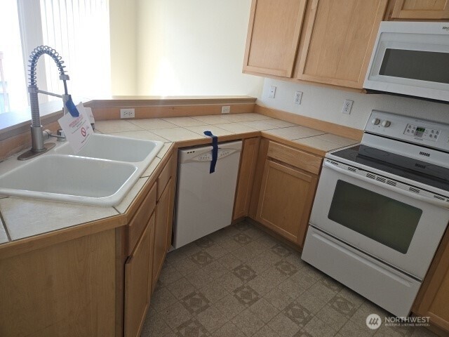 9715 26th Avenue SW #202, Seattle, WA 98106-2600