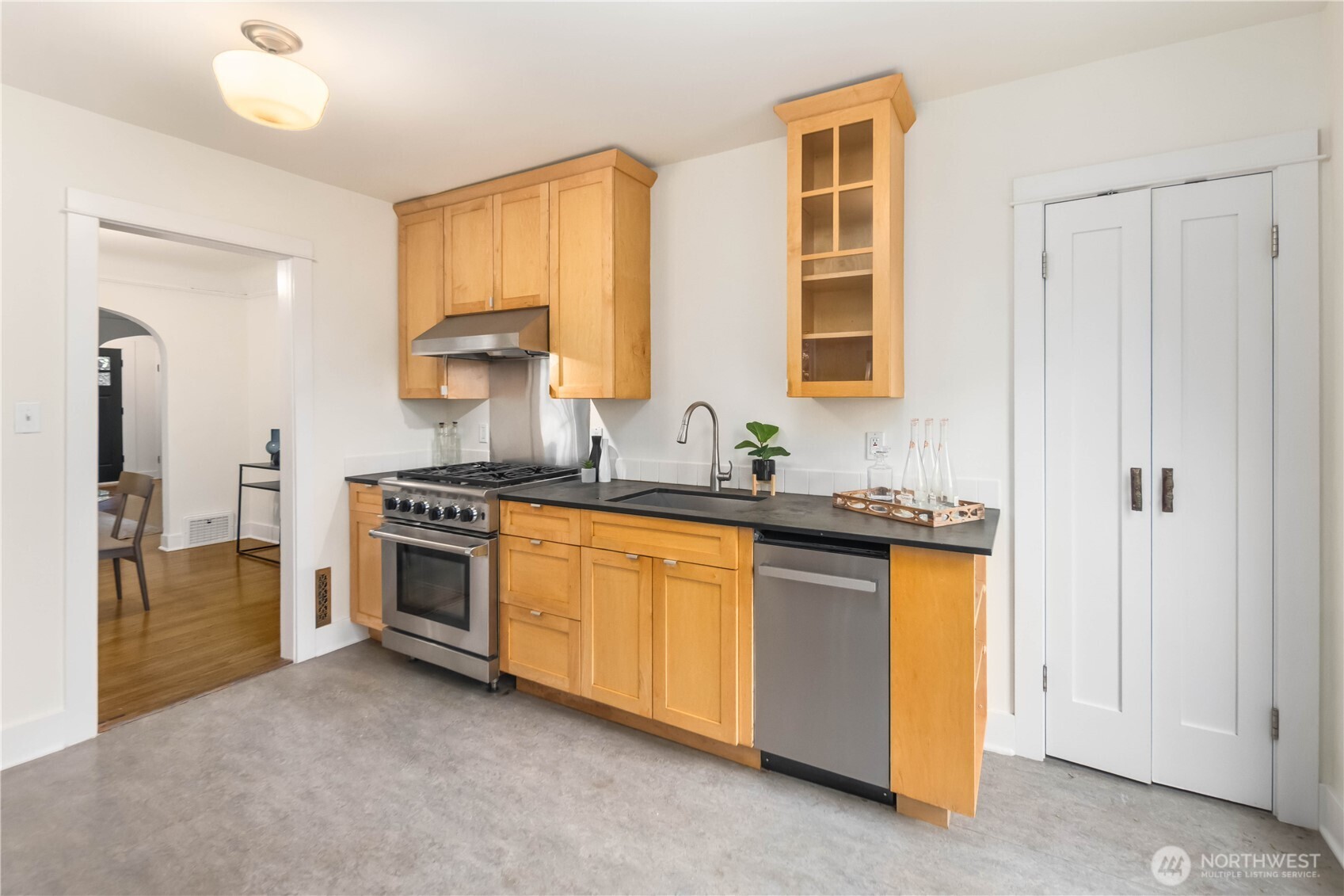 421 N 40th Street , Seattle, WA 98103