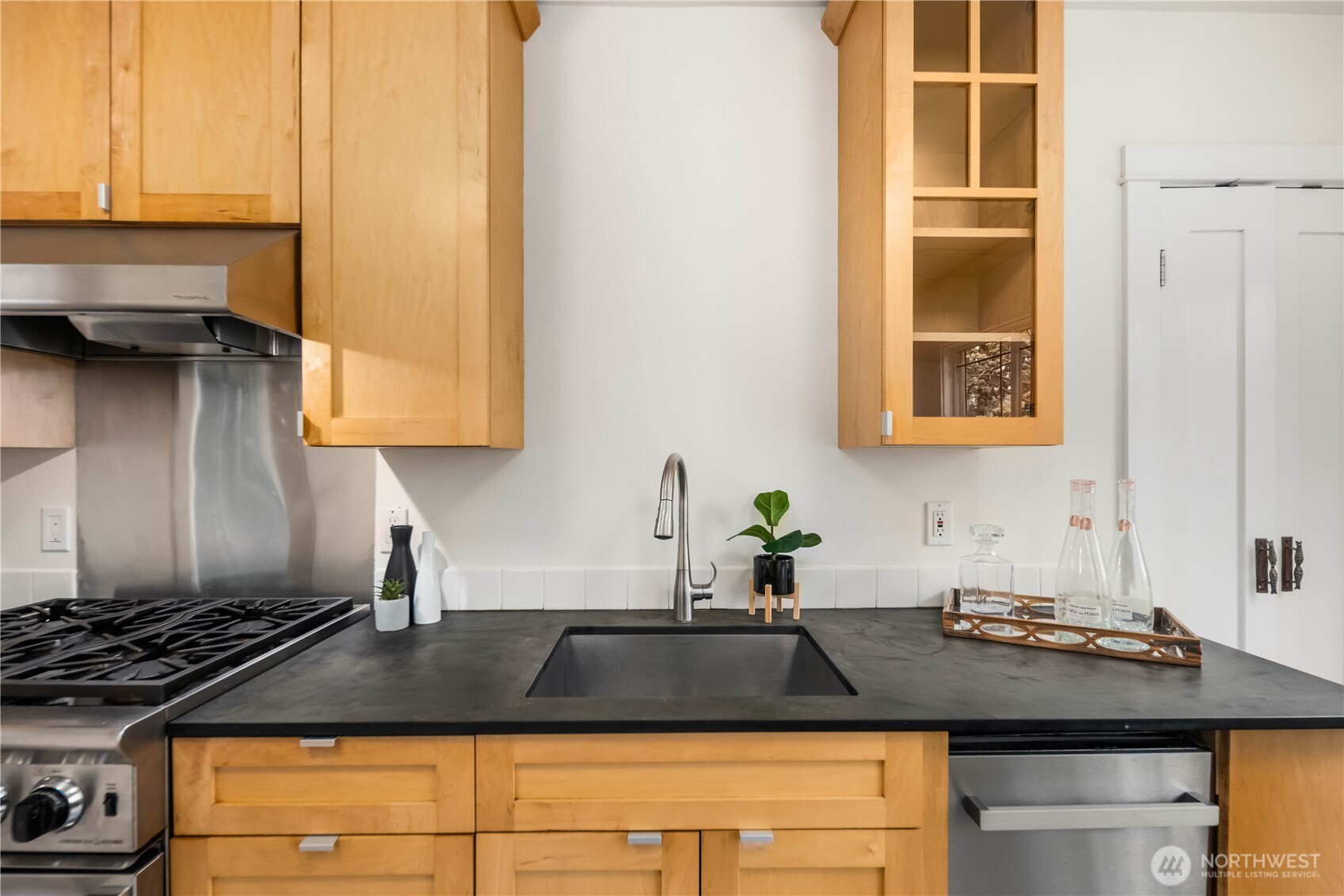 421 N 40th Street , Seattle, WA 98103
