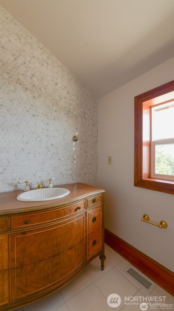 3220 Loma Court NE, Tacoma, WA 98422