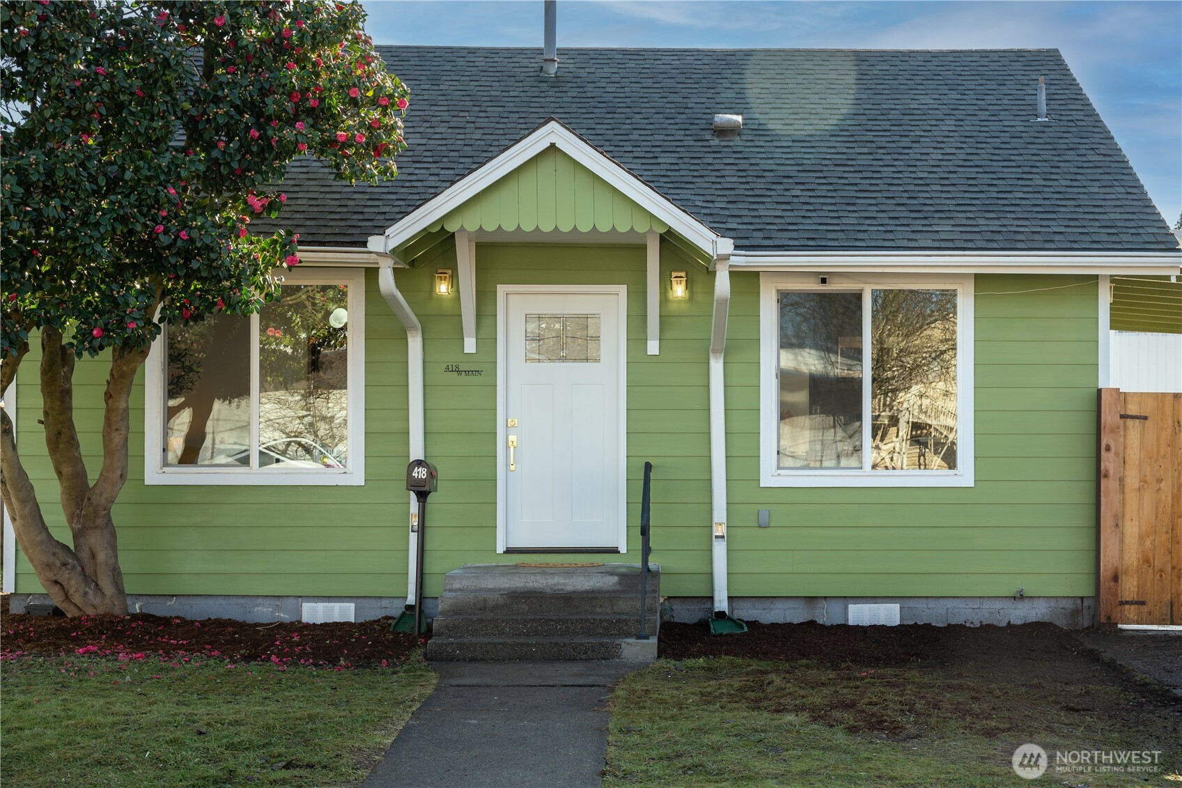 418 W Main , Puyallup, WA 98371-5324