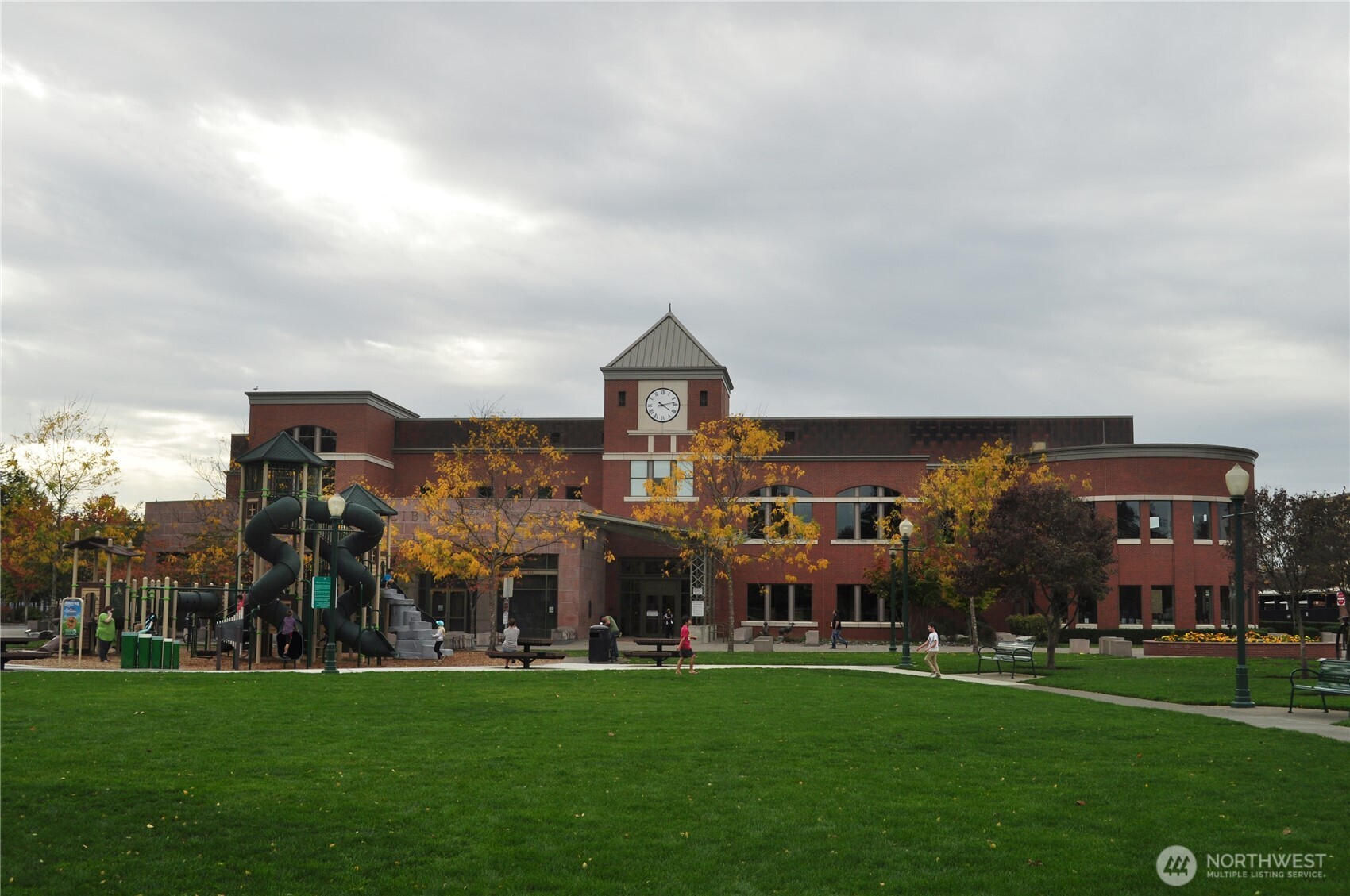 418 W Main , Puyallup, WA 98371-5324