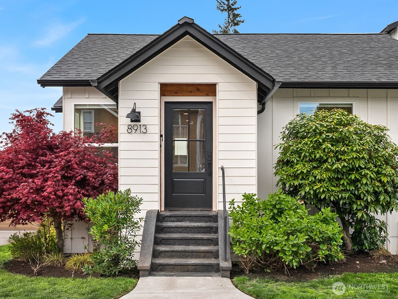 8913 8th Avenue NE, Seattle, WA 98115-3007