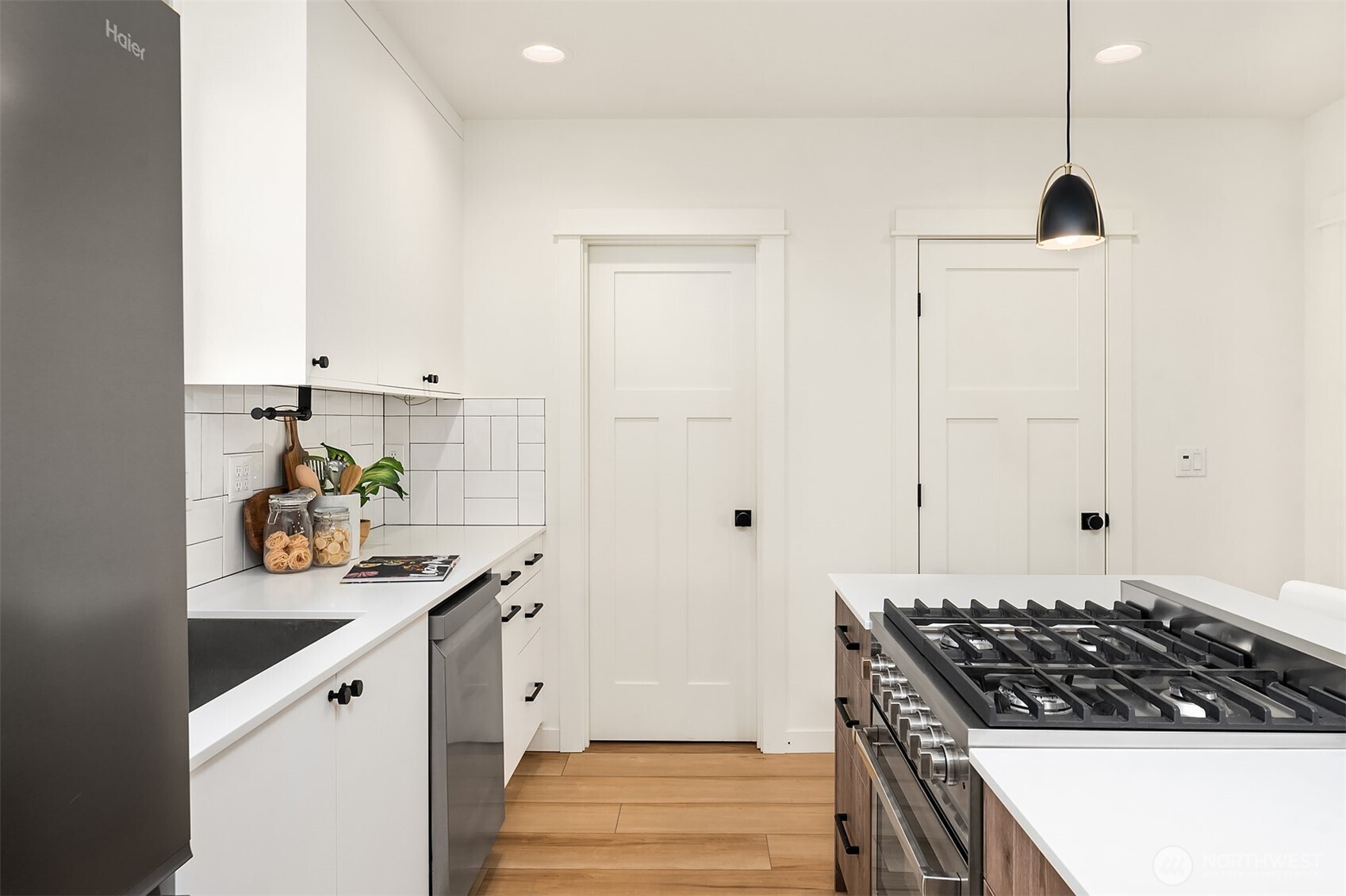 8913 8th Avenue NE, Seattle, WA 98115-3007