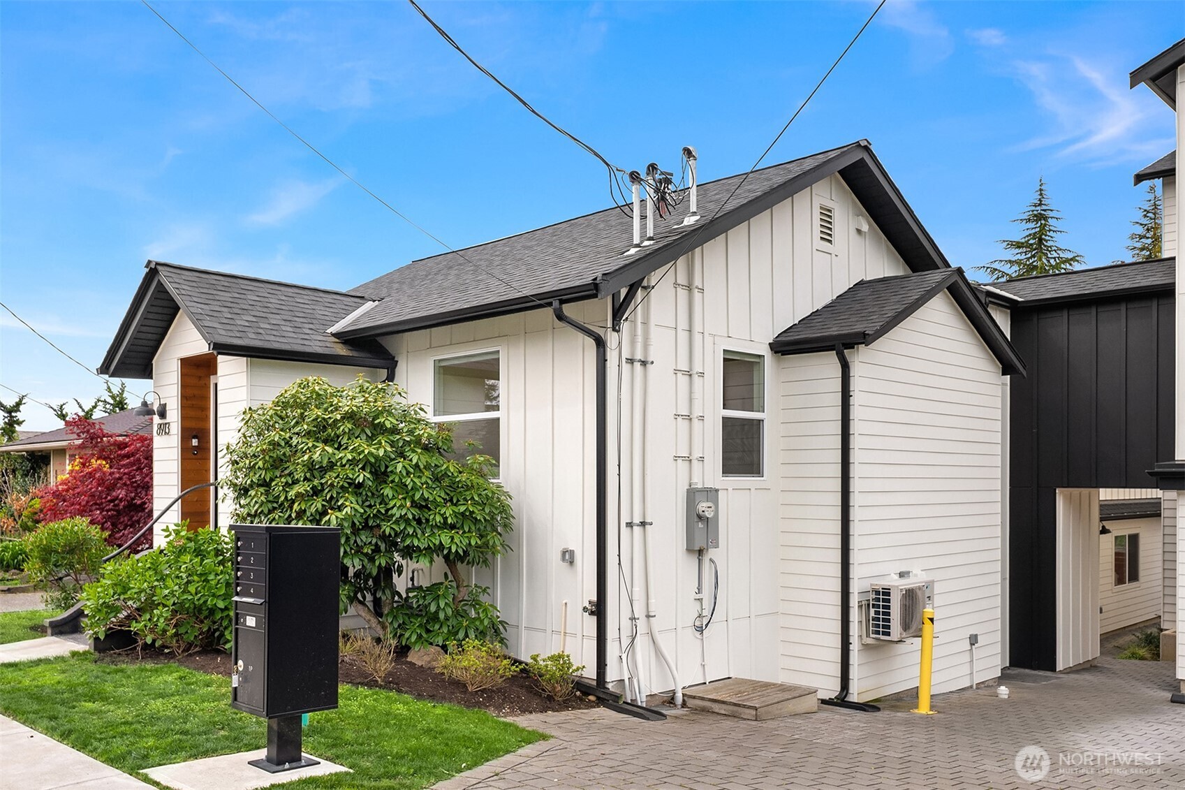 8913 8th Avenue NE, Seattle, WA 98115-3007