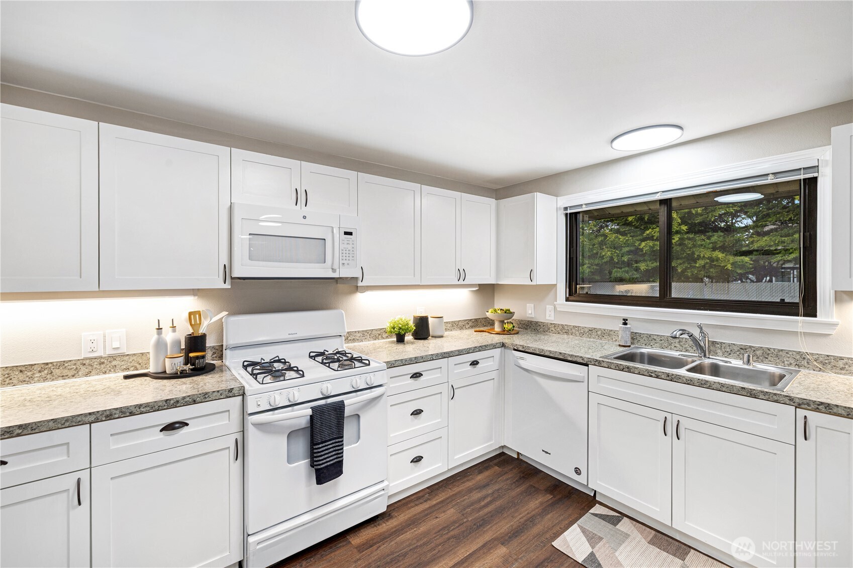 22038 11th Avenue S, Des Moines, WA 98198