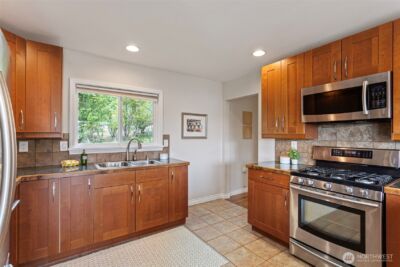 11210 Lakeside Avenue NE, Seattle, WA 98125 - Photo 20
