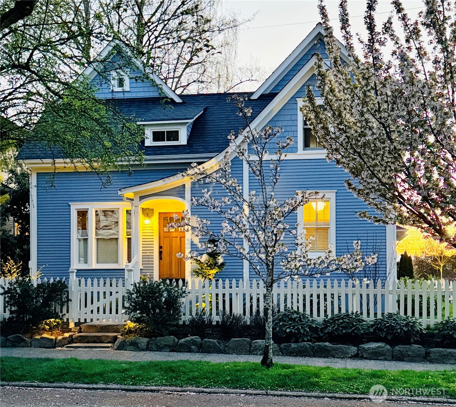 1823 Warren Avenue N, Seattle, WA 98109
