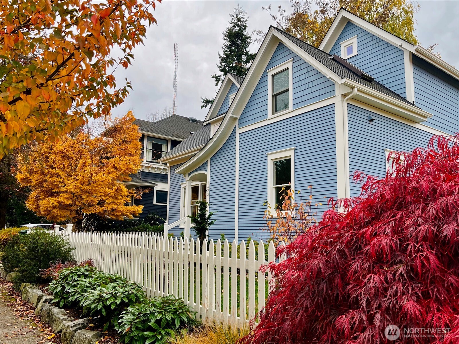 1823 Warren Avenue N, Seattle, WA 98109