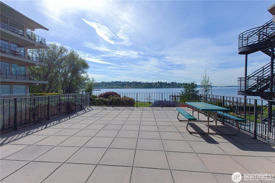 9201 NE Juanita Drive #205, Kirkland, WA 98034