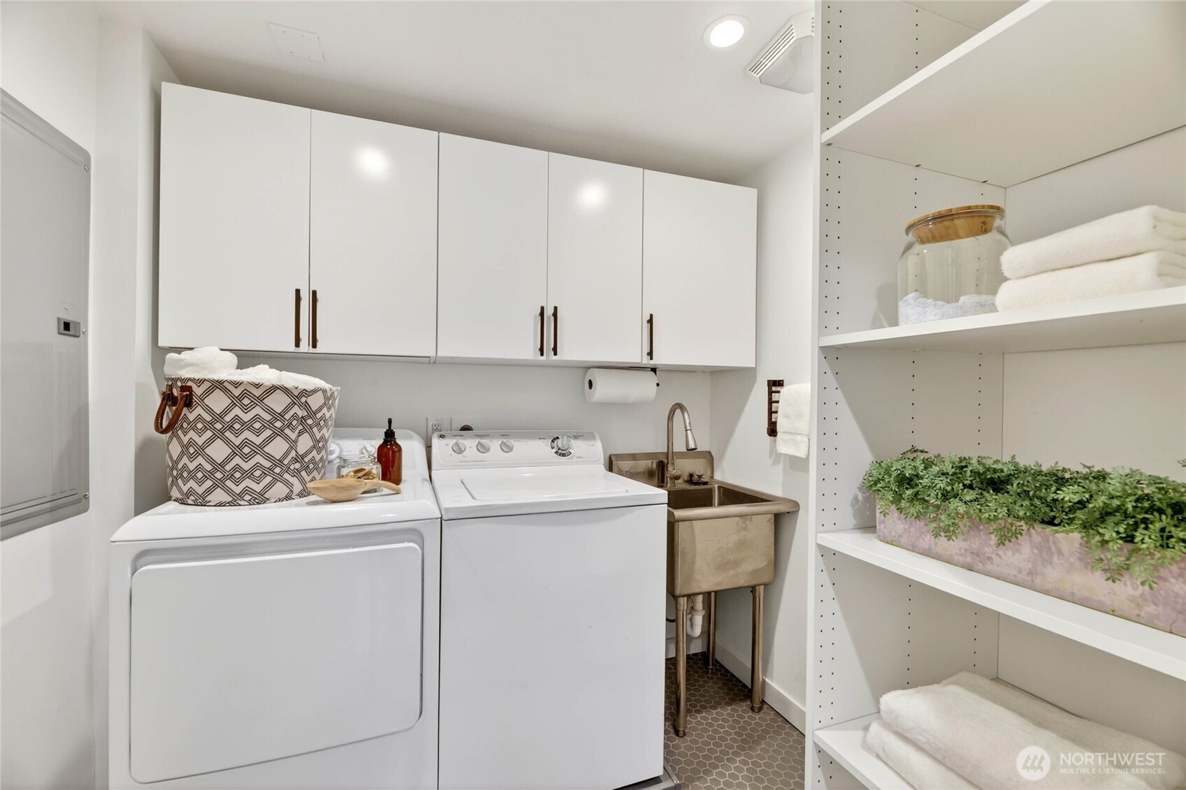 8683 Island Drive S, Seattle, WA 98118