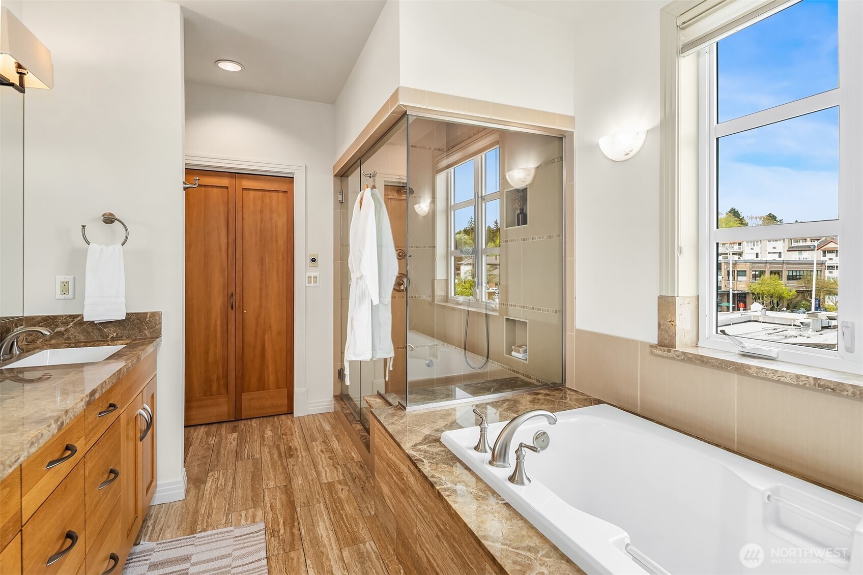 3215 W Lynn Street , Seattle, WA 98199