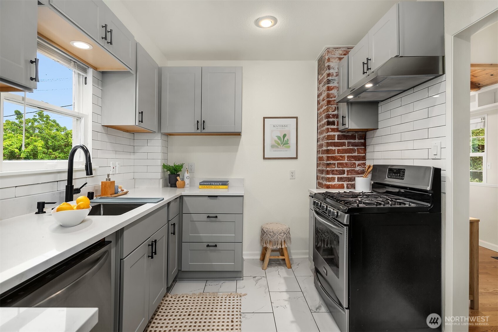 3707 SW Juneau Street , Seattle, WA 98126