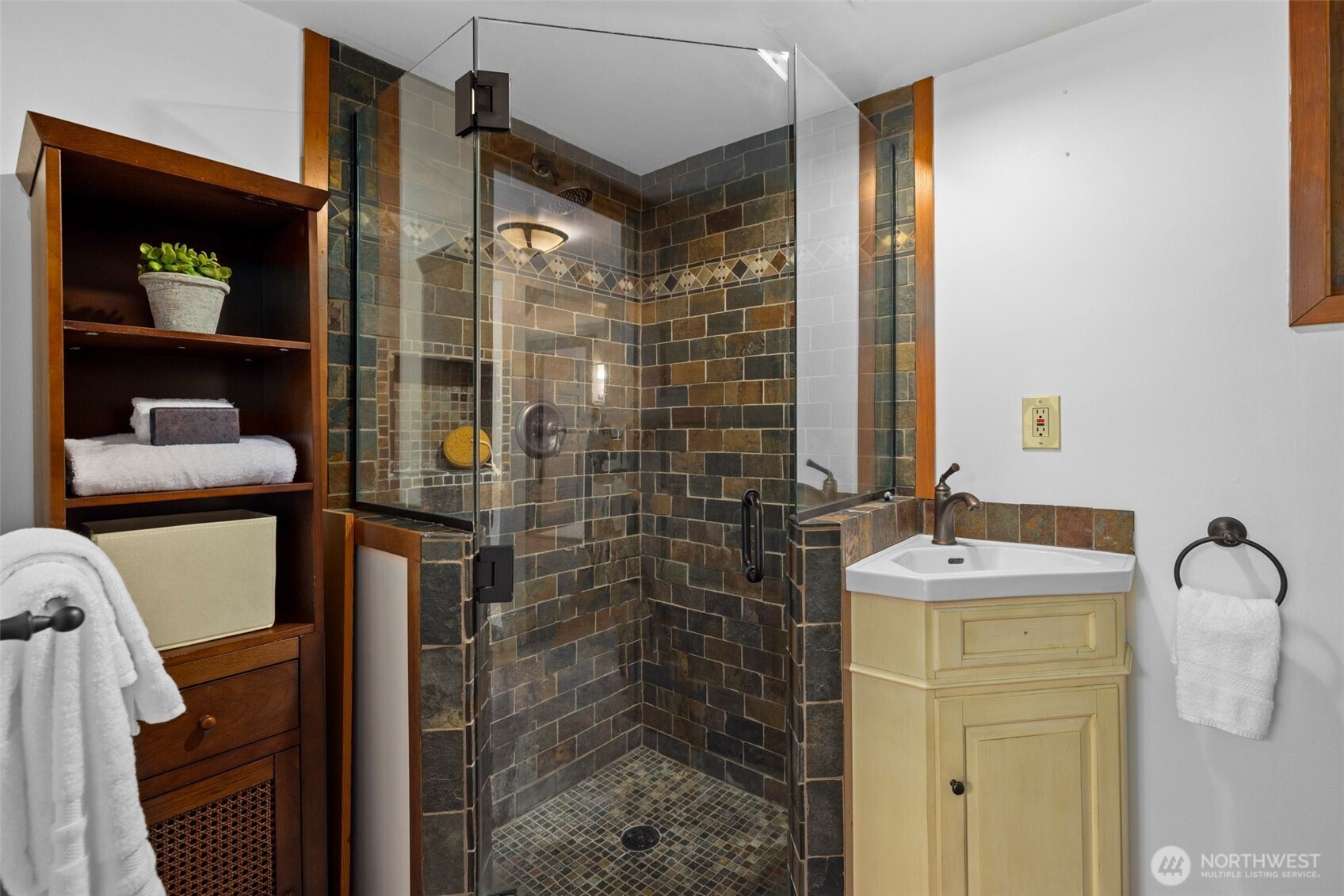 2529 Queen Anne Avenue N, Seattle, WA 98109
